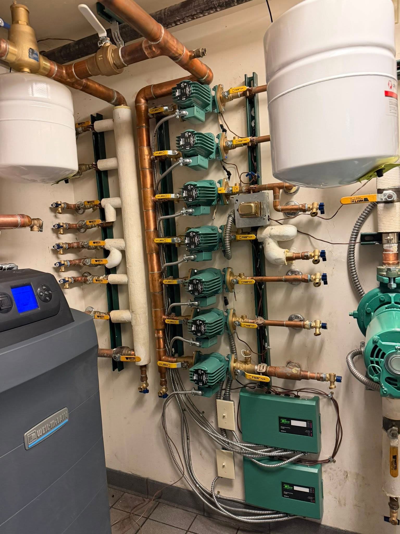 Hydronic circulator manifold with copper distribution piping